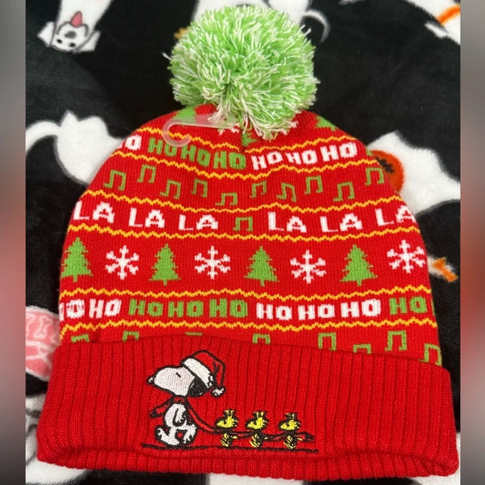 Peanuts Snoopy beanie! Christmas design with Green PomPom! New, no tag